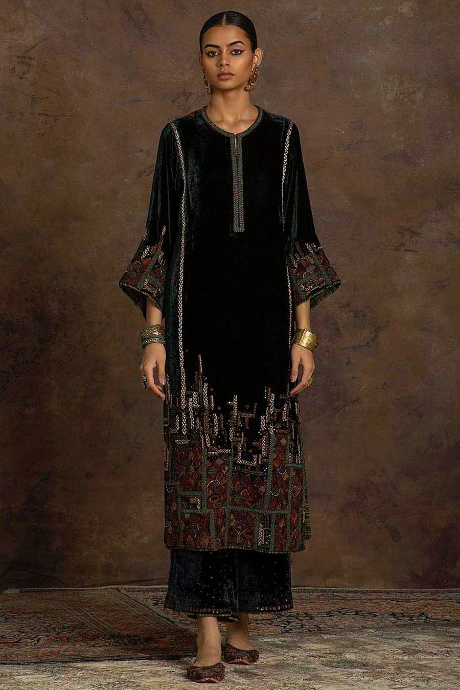 Sunira Designs Teal Rushaan Velvet Phiran Kurta 4 Sunira Designs Teal Rushaan Velvet Phiran Kurta - Image 2