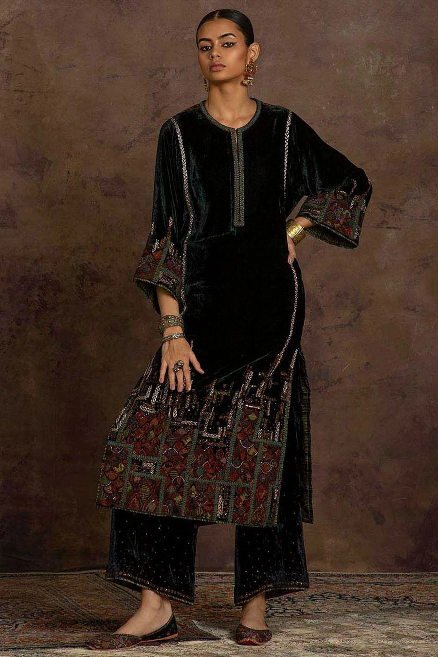 Sunira Designs Teal Rushaan Velvet Phiran Kurta 5 Sunira Designs Teal Rushaan Velvet Phiran Kurta - Image 3