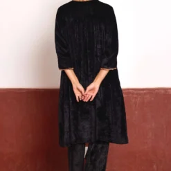 Shorshe Classic Black Floral Embellished Velvet Kurta Set -Textalux Sales 261223she2 4