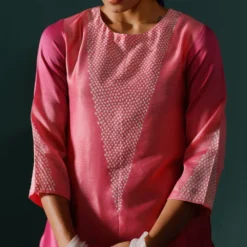 Naina Jain Pink Bandhani Kurta Set 8 Naina Jain Pink Bandhani Kurta Set -Textalux Sales 29623nj3 3